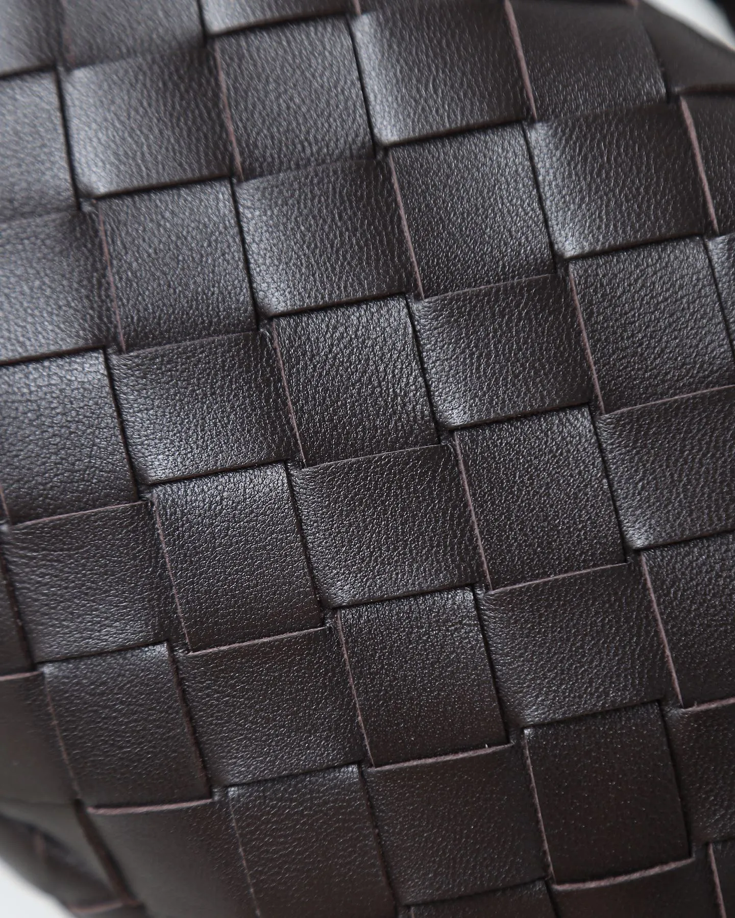 800. Bottega veneta͙.——-The latest braided and knotted hobo🔥 The top-grade lambskin leather is very soft, the bag shape is unique, practical and durable. It retains the traditional weaving elements while being a bit more flamboyant ~ Made of hand-woven sheepskin, zipper opening and closing, curved seamless structure, effortless to match. Highly recommended⚠️⚠️⚠️ The most high-end in the market🌈Welcome to compare [Factory complete package] size: 23x15x5cm.   Model: 651876